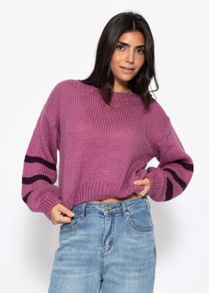 Kurzer Strickpullover mit gestreiften Ärmeln - beere