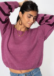 Kurzer Strickpullover mit gestreiften Ärmeln - beere