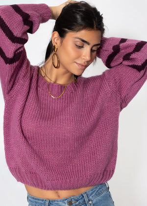 Kurzer Strickpullover mit gestreiften Ärmeln - beere