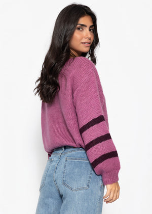 Kurzer Strickpullover mit gestreiften Ärmeln - beere