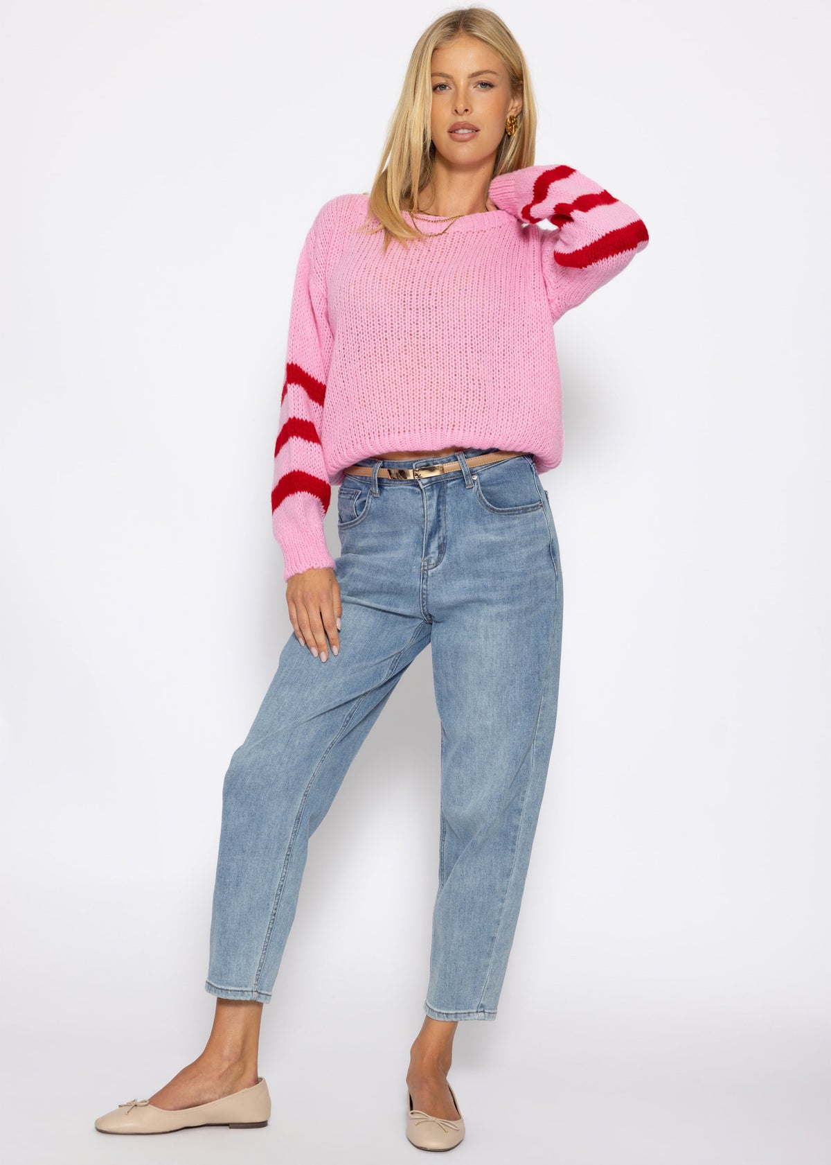 Kurzer Strickpullover mit gestreiften Ärmeln - rosa