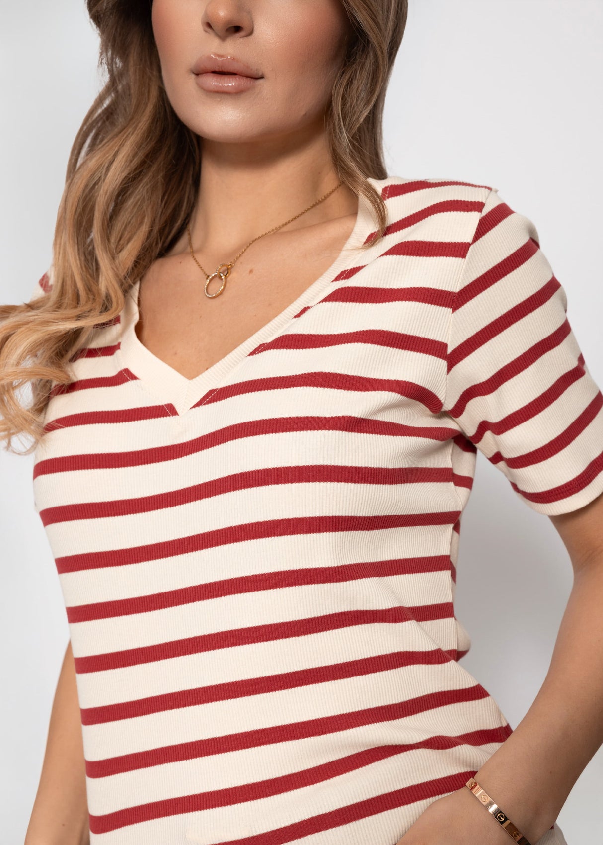 Lässiges Ripp T-Shirt mit V-Ausschnitt - rot-weiß