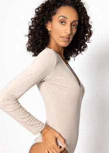 Long arm body with a V -neck - beige