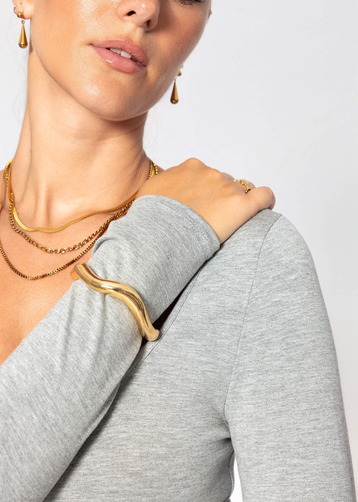 Langarmshirt mit Ausschnitt - grau