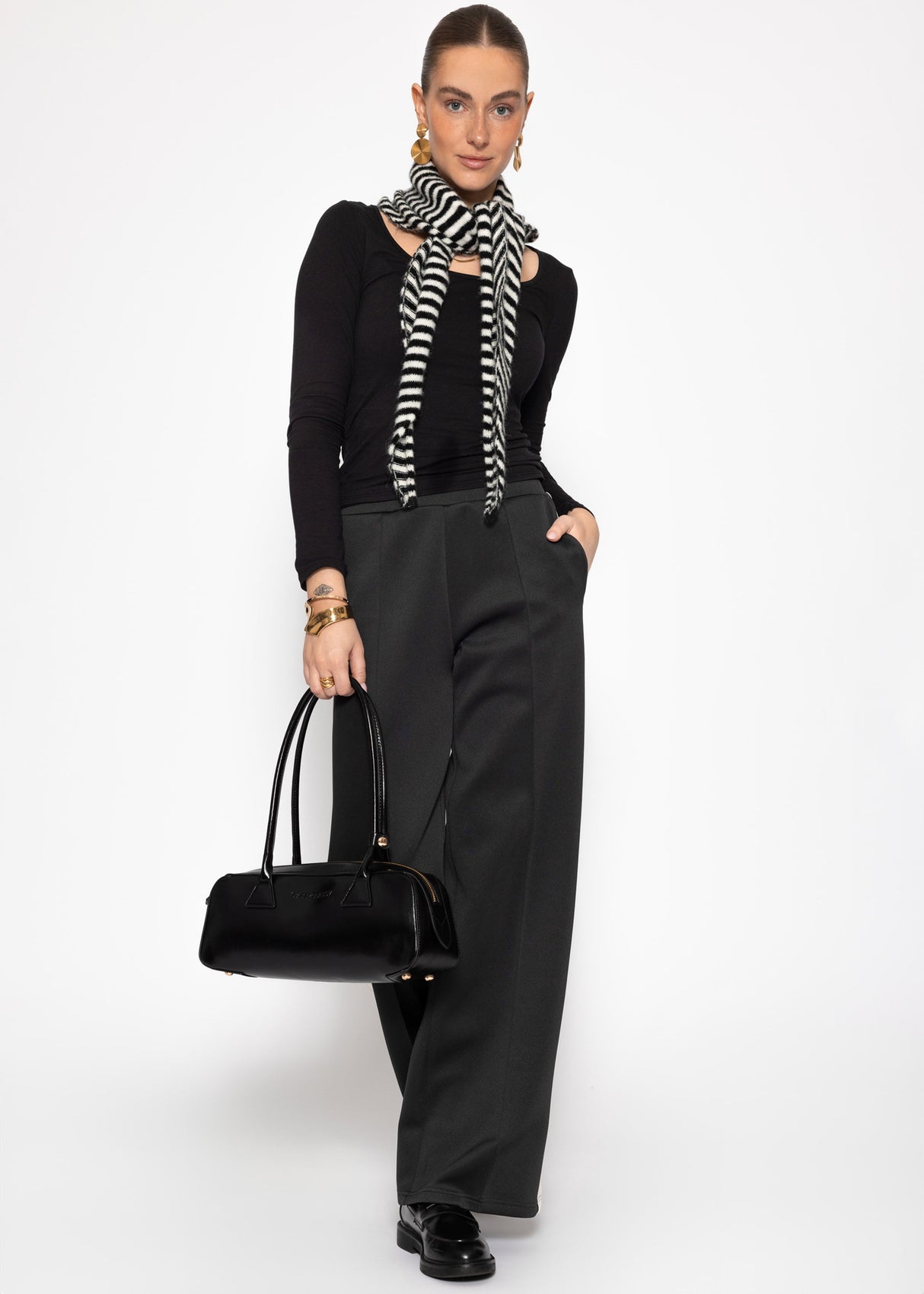 Long-sleeved shirt with neckline - black