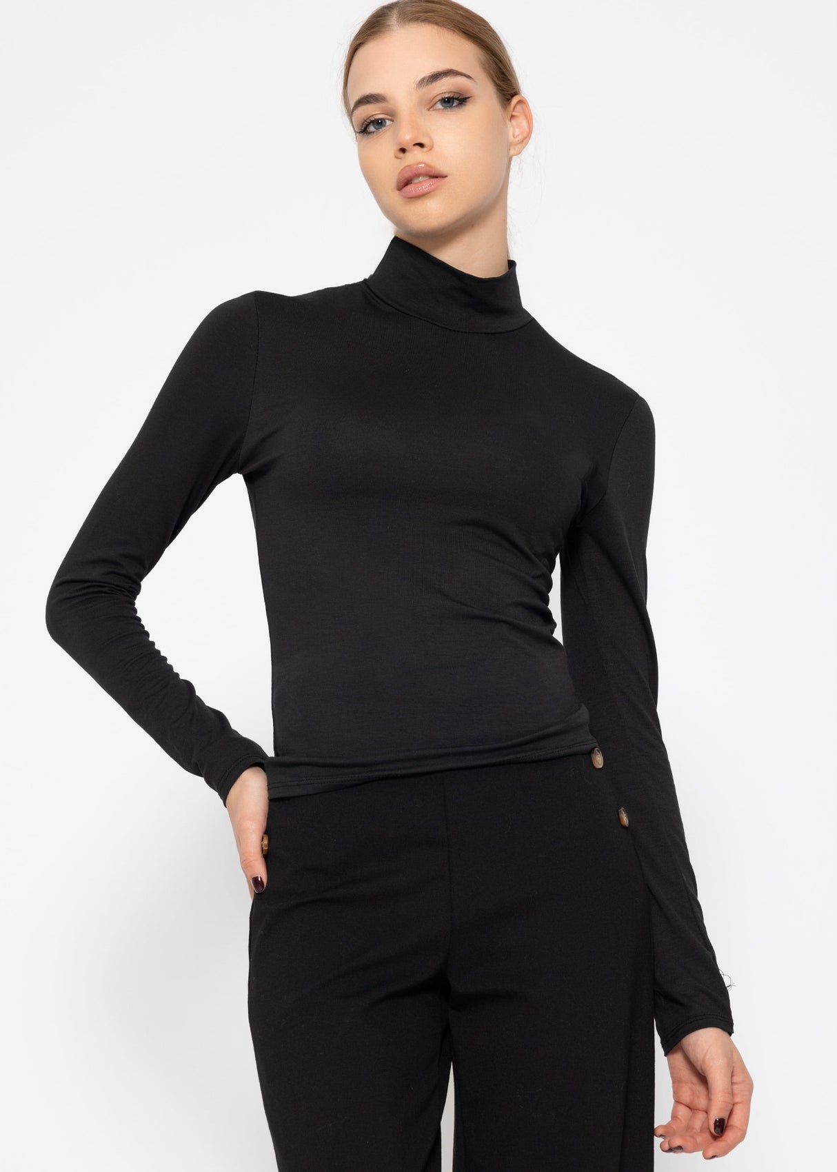 Long-sleeved turtleneck shirt - black