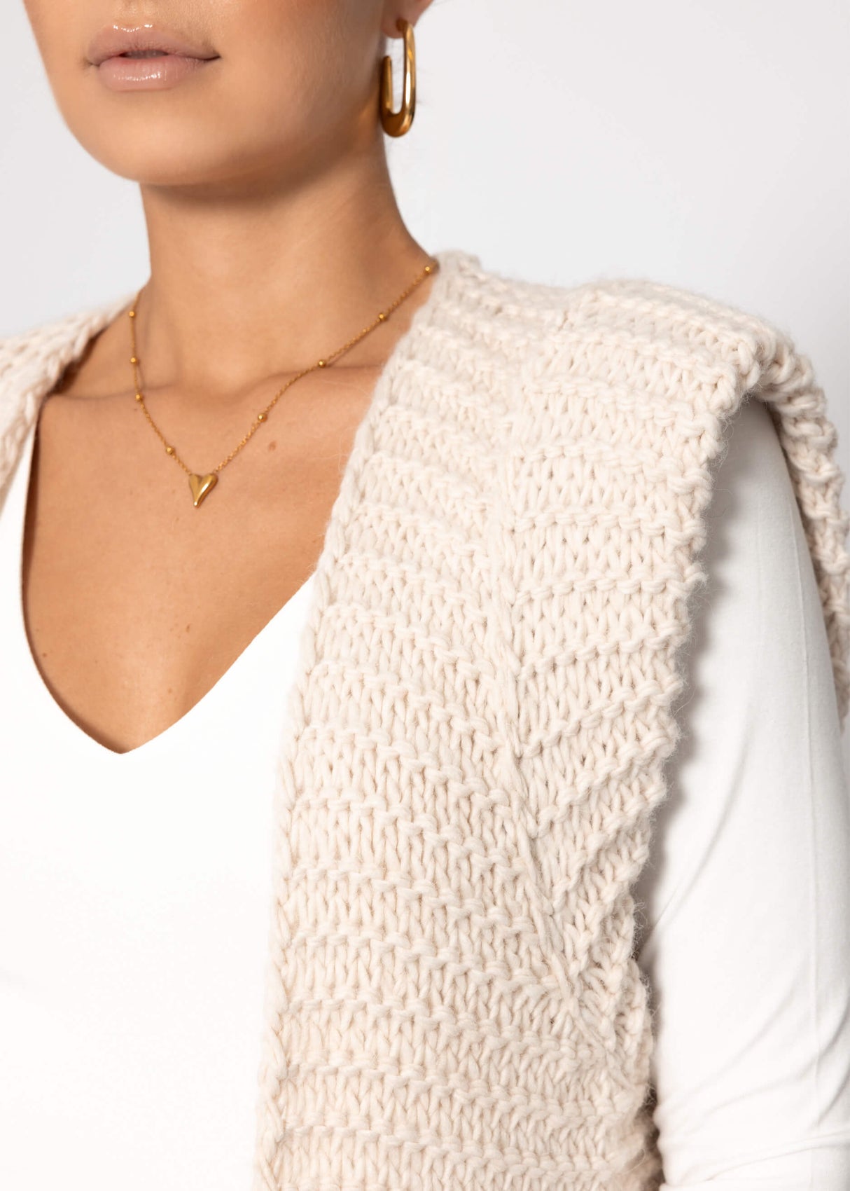 Long sleeveless knitted vest with structured shoulders - offwhite