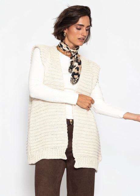 Lange ärmellose Strickweste mit strukturierten Schultern - offwhite von SASSYCLASSY