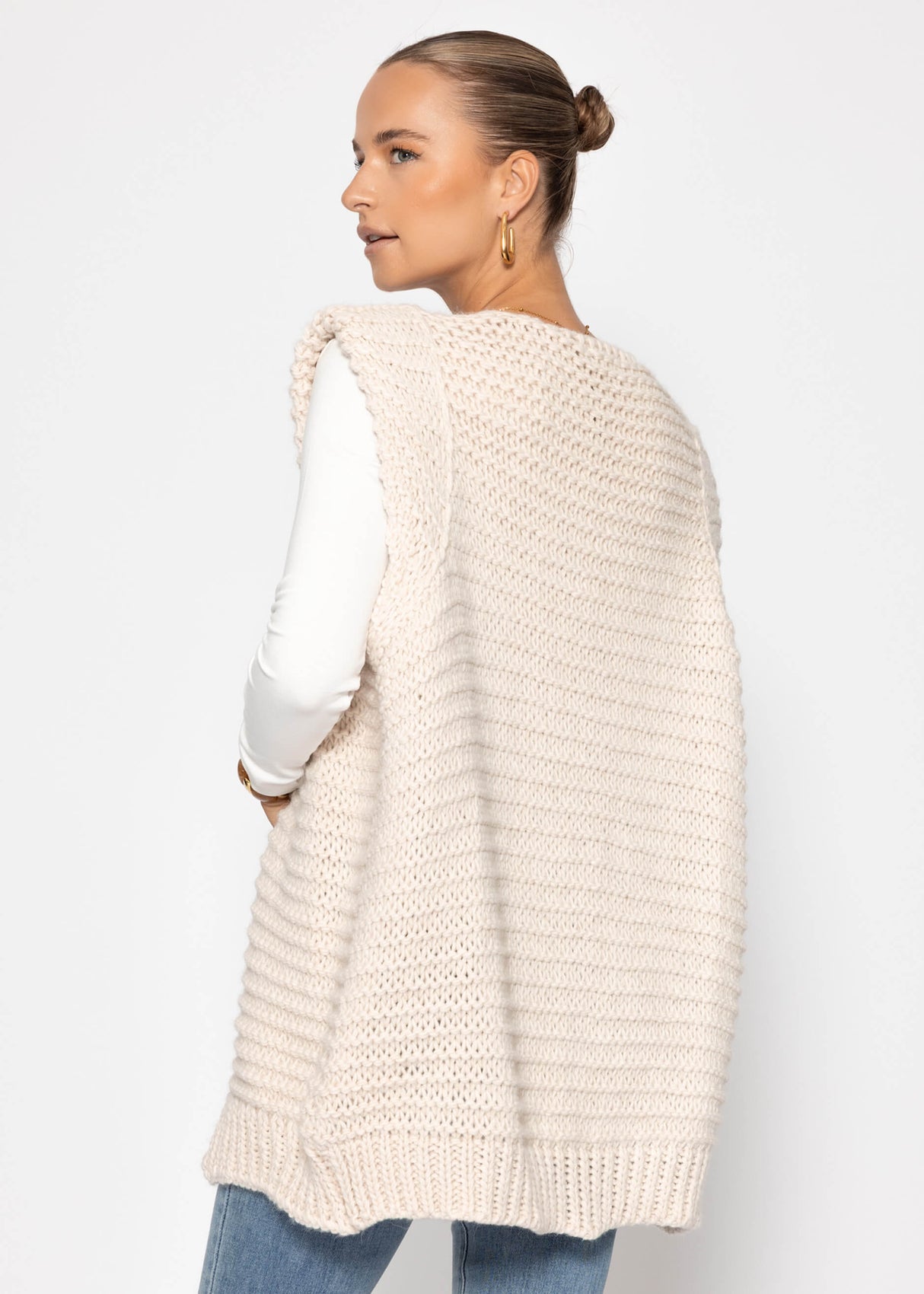 Long sleeveless knitted vest with structured shoulders - offwhite