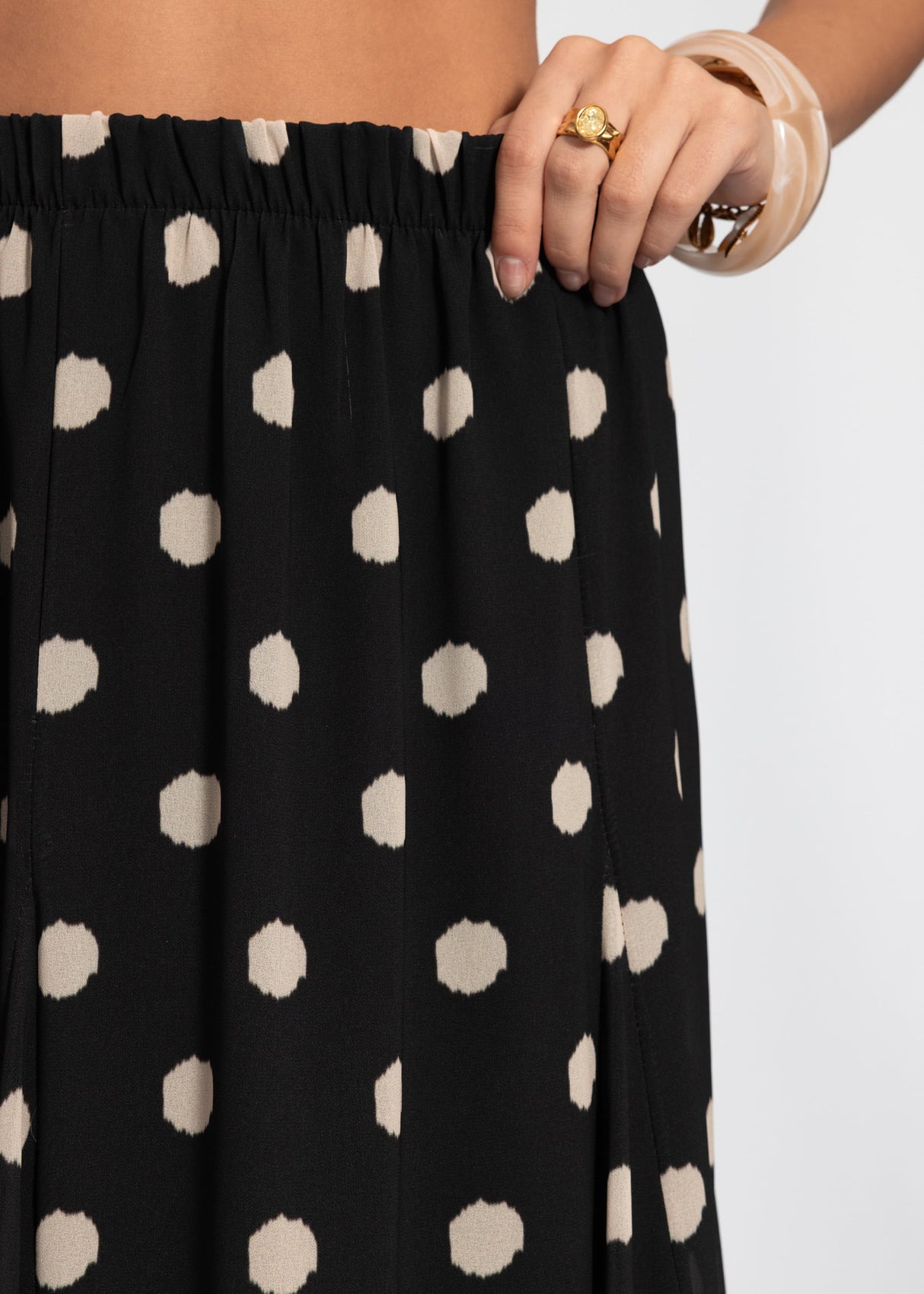 Long chiffon rock with polka dot print - black