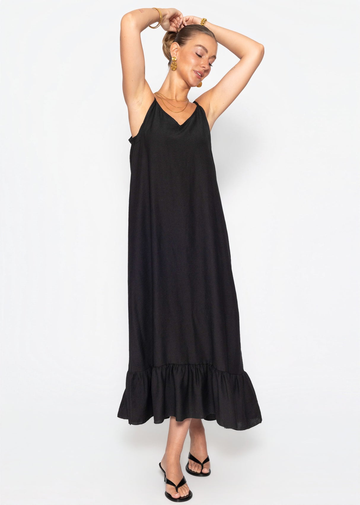 Langes Kleid mit Trägern und Volant - schwarz