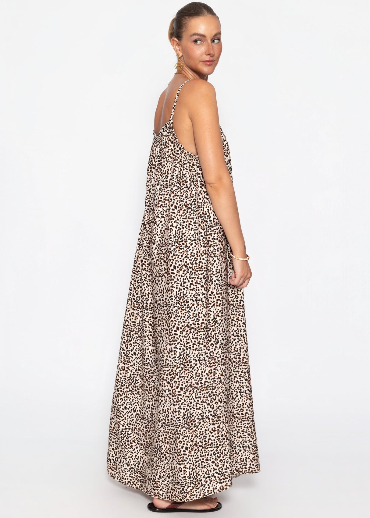 Lockeres Trägerkleid mit Leo-Print - beige