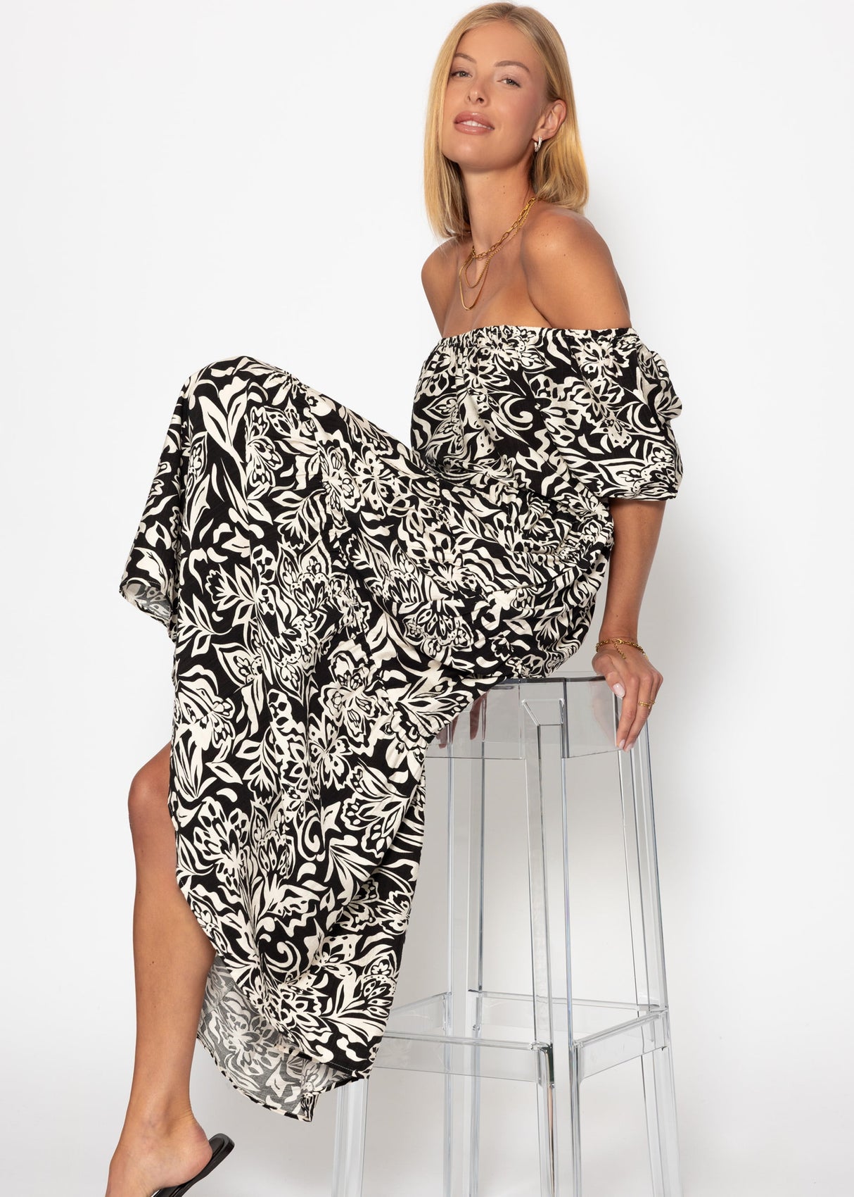 Maxi dress with floral print - black