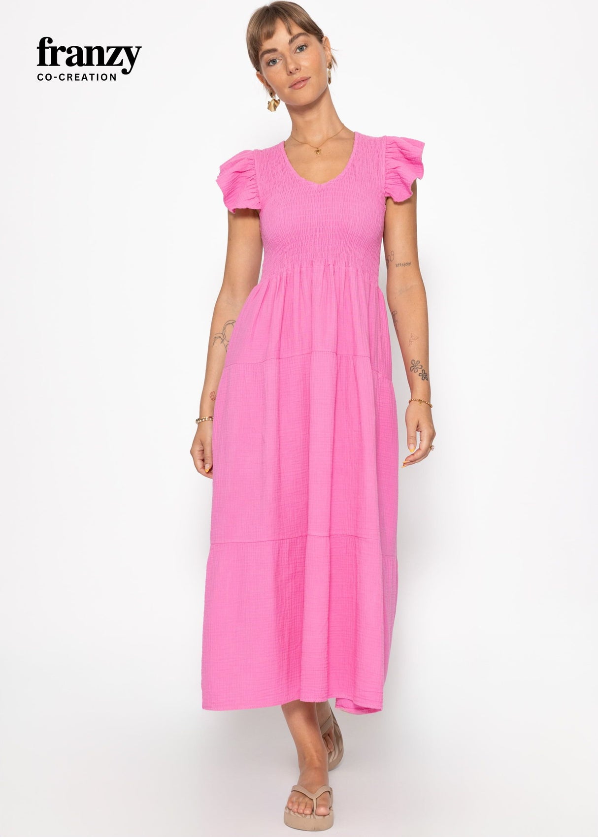 Maxi Musselin dress with ruffles and winged sleeves - pink
