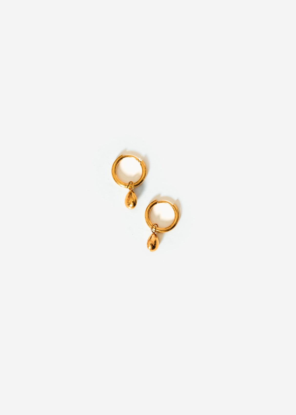 Mini Creolen mit Tropfen-Anhänger - gold