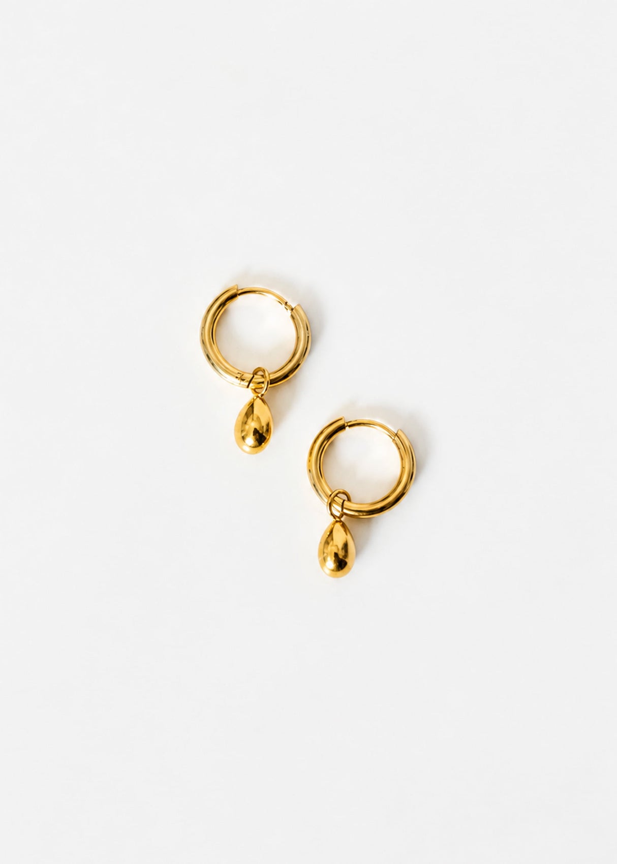 Mini Creolen mit Tropfen-Anhänger - gold