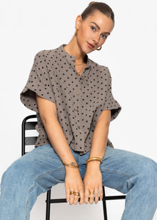 Kurzarm Musselin Bluse mit Punkten - taupe