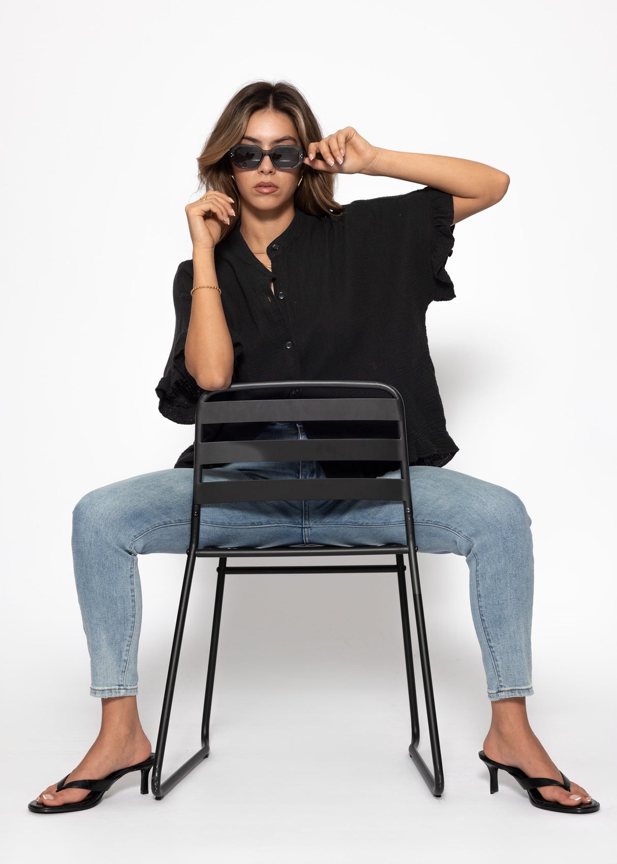 Musselin blouse with ruffled hem - black