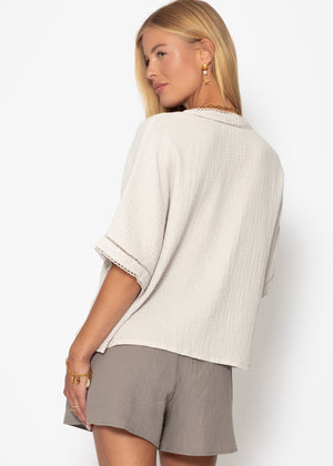 Musselin Bluse mit Spitzeneinsatz - hellbeige