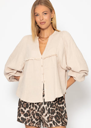 Musselin Bluse mit V-Ausschnitt und Fransen - beige