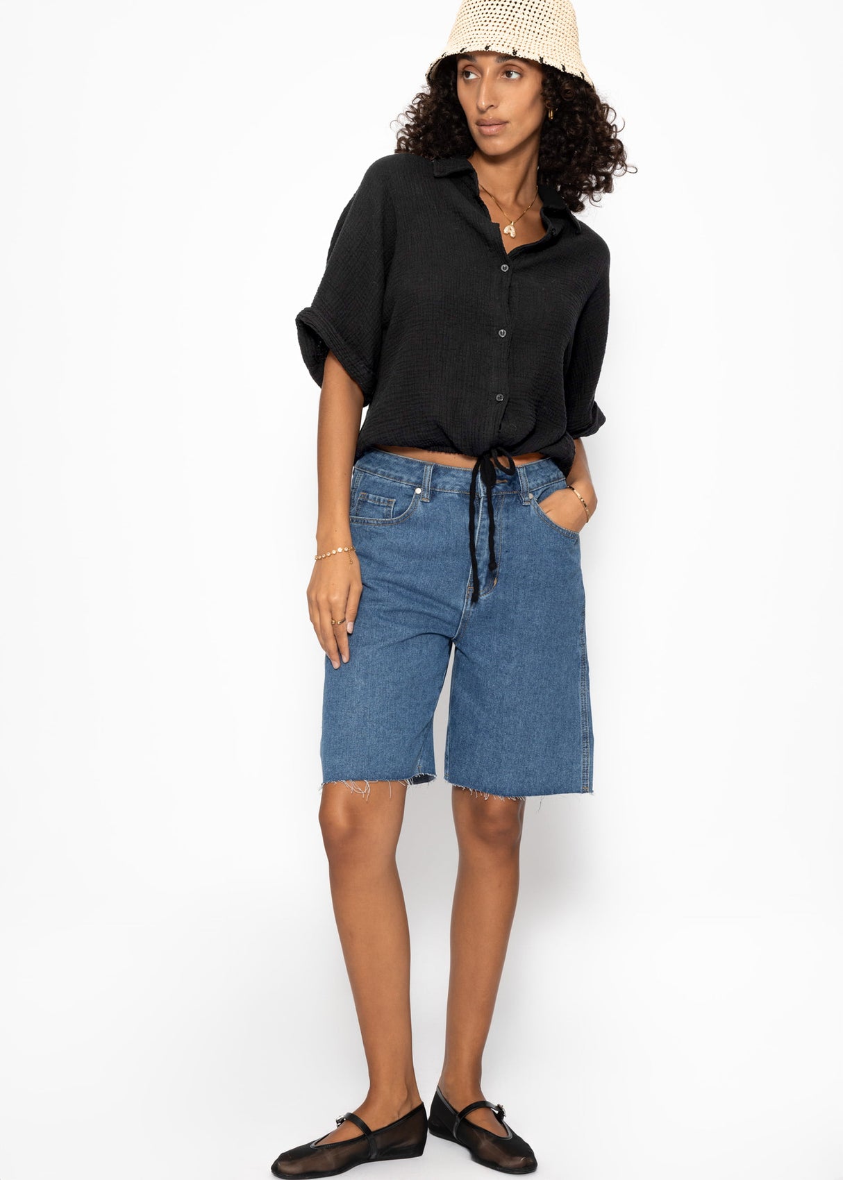 Musselin blouse with a pull tape - black