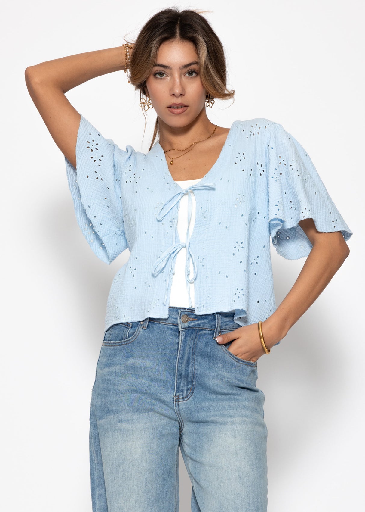 Musselin Bluse zum Binden mit Lochstickerei - hellblau