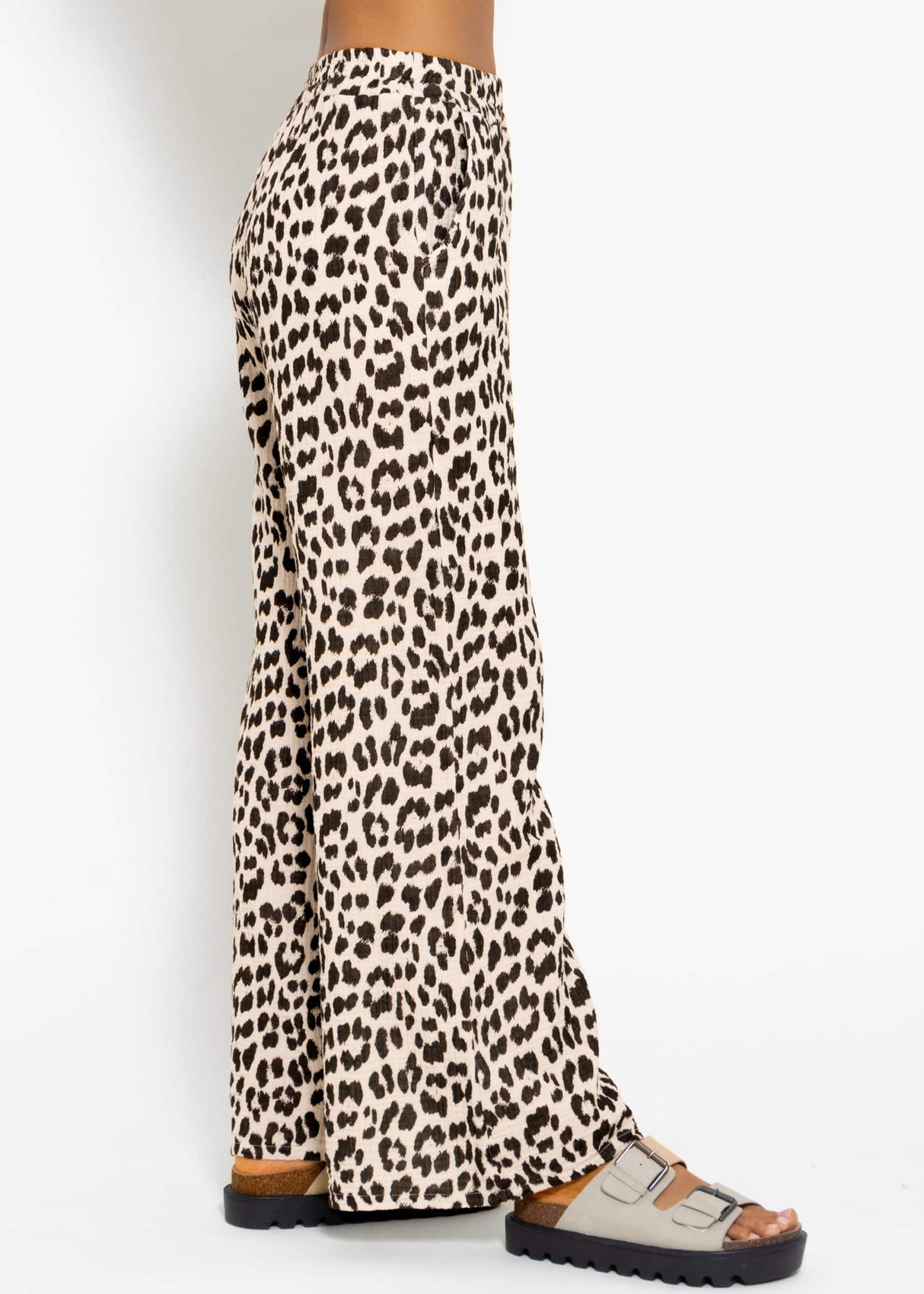 Musselin Pants mit weitem Bein in Leo Print - hellbeige