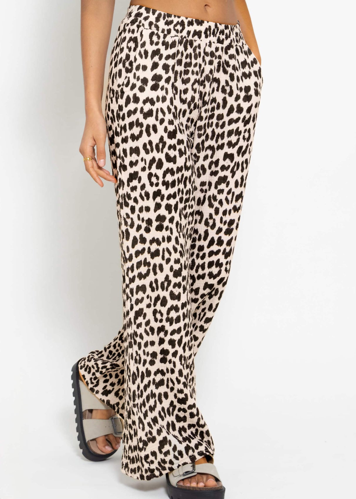Musselin Pants mit weitem Bein in Leo Print - hellbeige