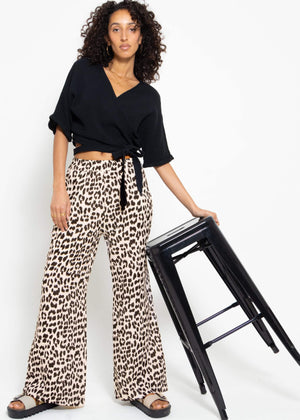 Musselin Pants mit weitem Bein in Leo Print - hellbeige