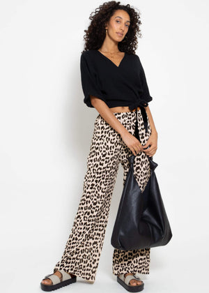 Musselin Pants mit weitem Bein in Leo Print - hellbeige