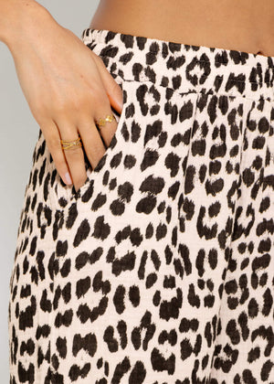 Musselin Pants mit weitem Bein in Leo Print - hellbeige