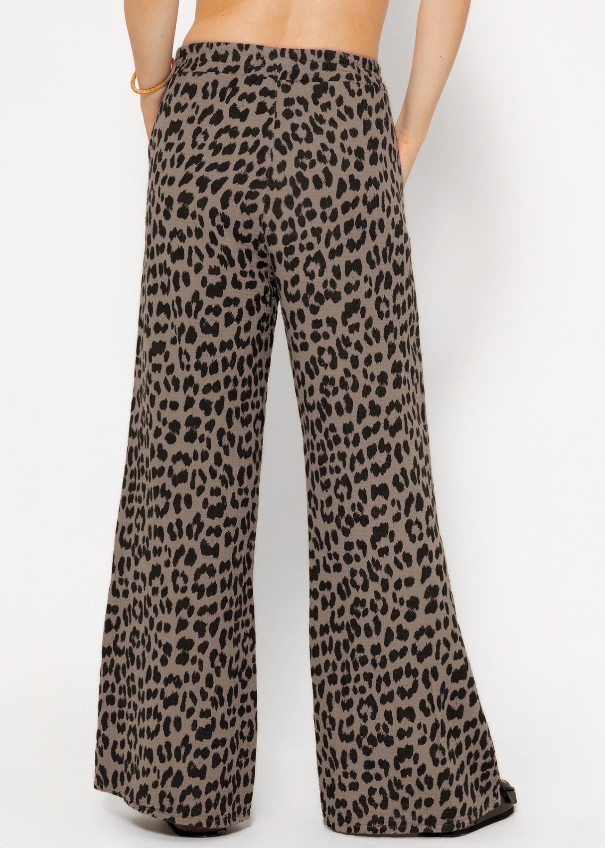 Musselin Pants mit weitem Bein in Leo-Print - taupe