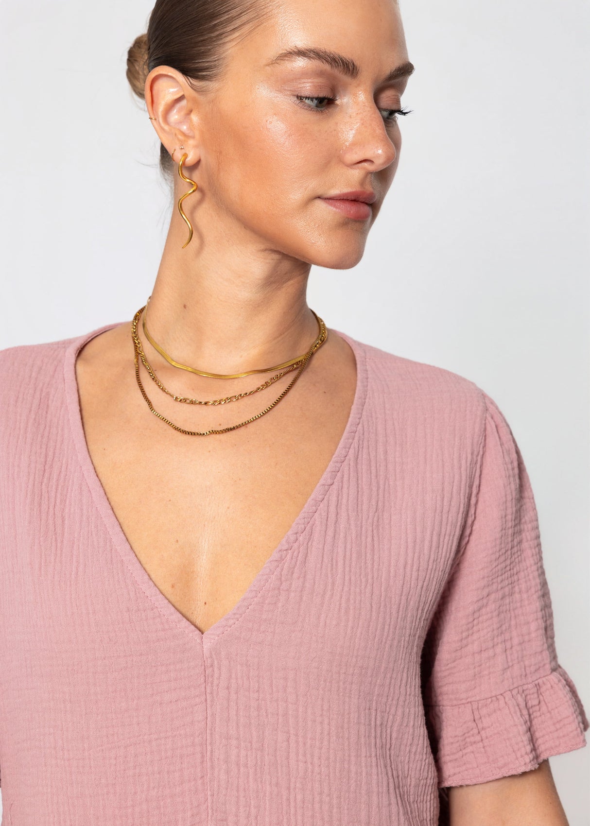 Musselin Shirt mit Volants und tiefem V-Ausschnitt - altrosa