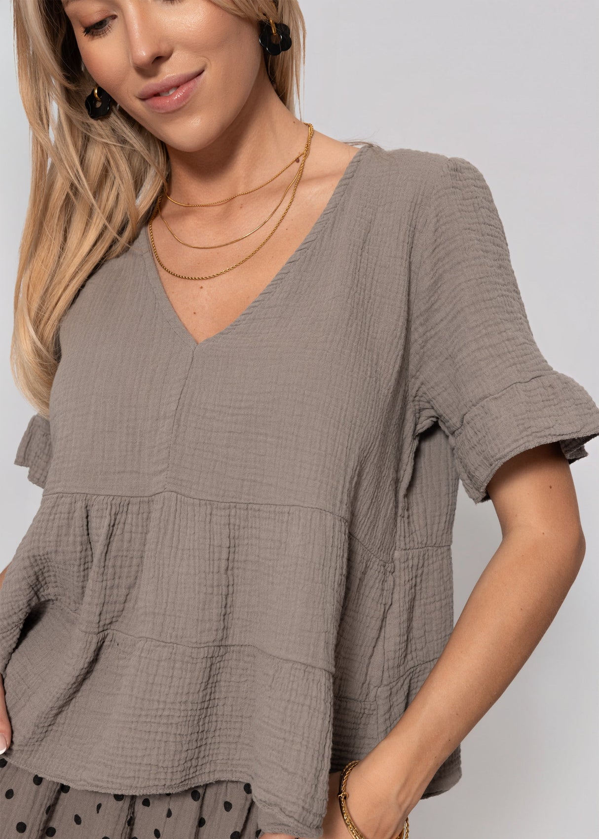 Musselin Shirt mit Volants und tiefem V-Ausschnitt - taupe
