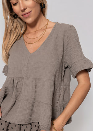 Musselin Shirt mit Volants und tiefem V-Ausschnitt - taupe