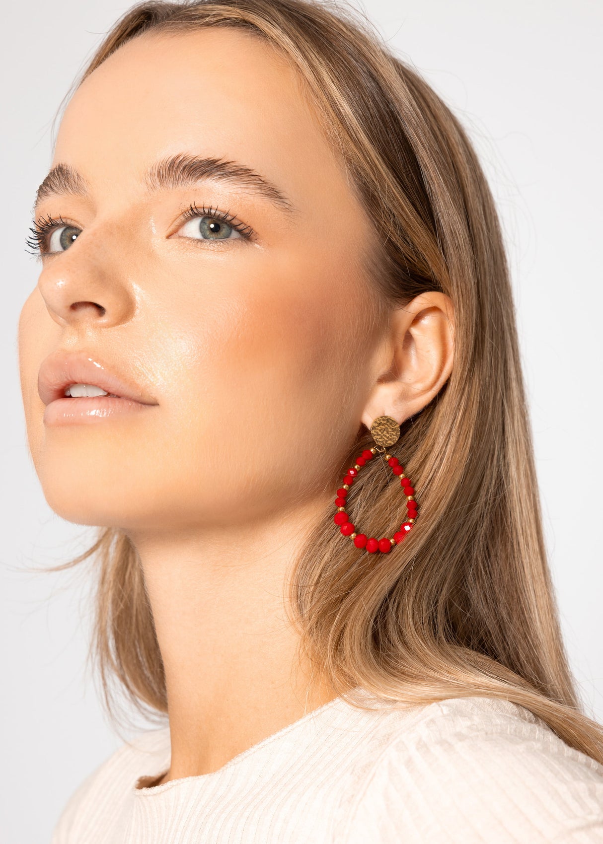 Gold stud earrings with pearls - red