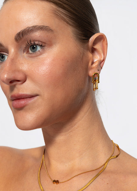 Stud earrings with chain link design - gold