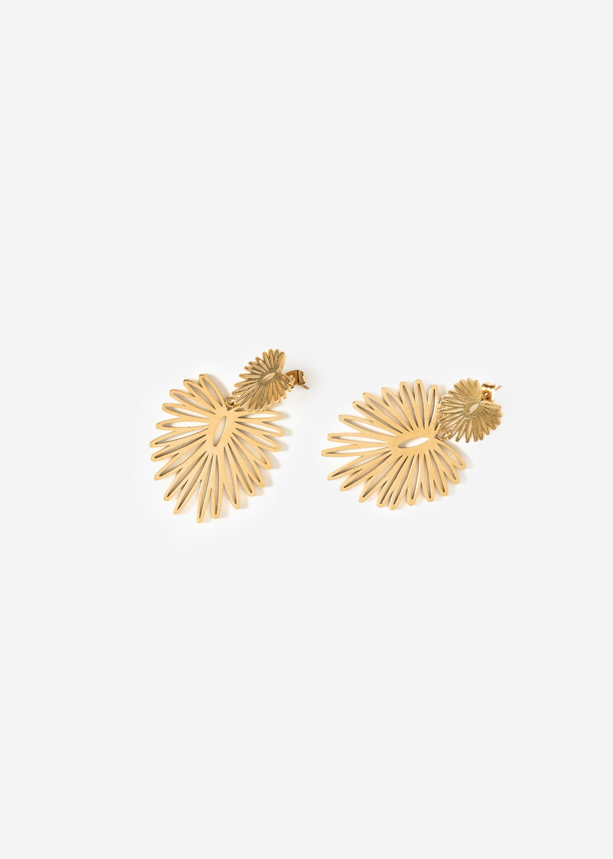 Earring with a leaf trailer - gold