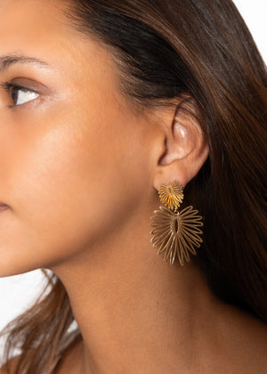Earring with a leaf trailer - gold