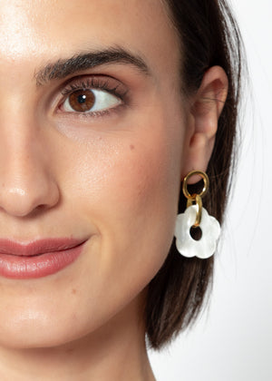 Ohrstecker mit weißem Blumenanhänger - gold