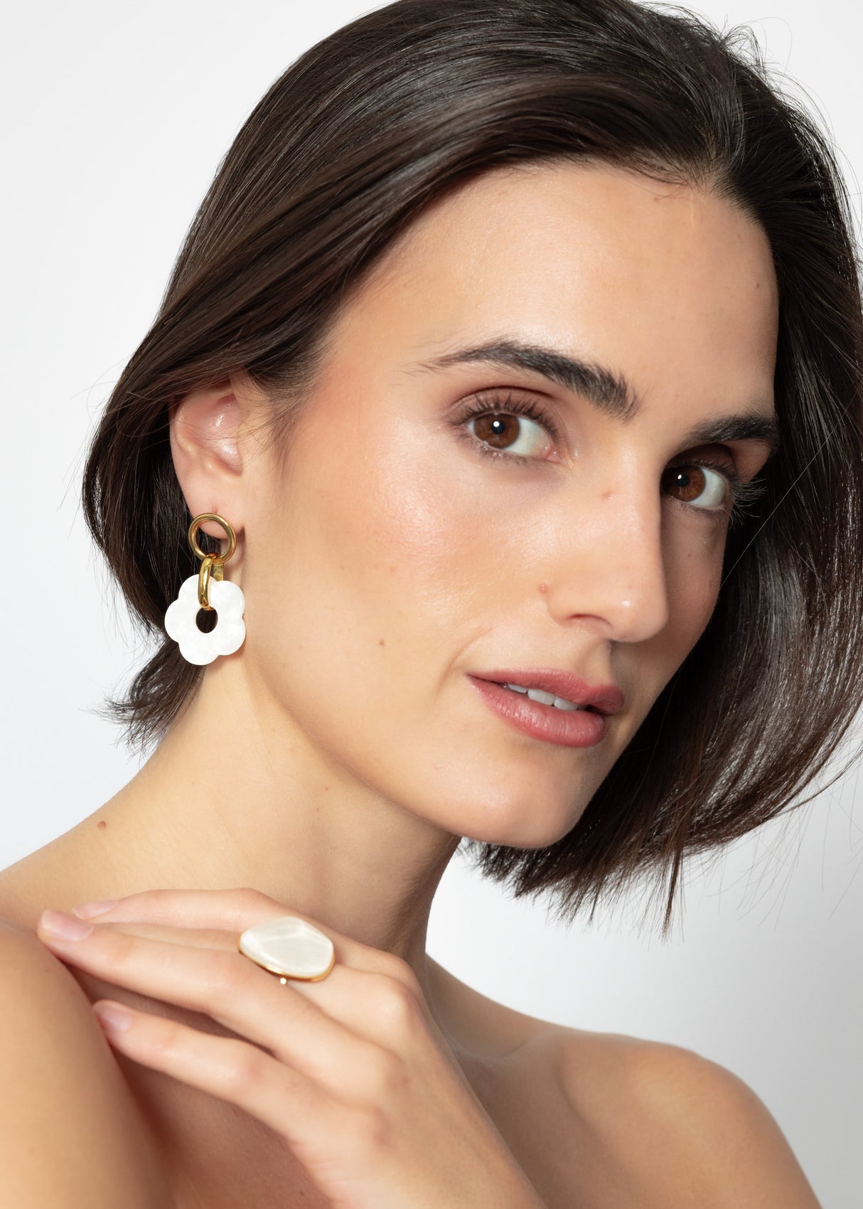 Ohrstecker mit weißem Blumenanhänger - gold