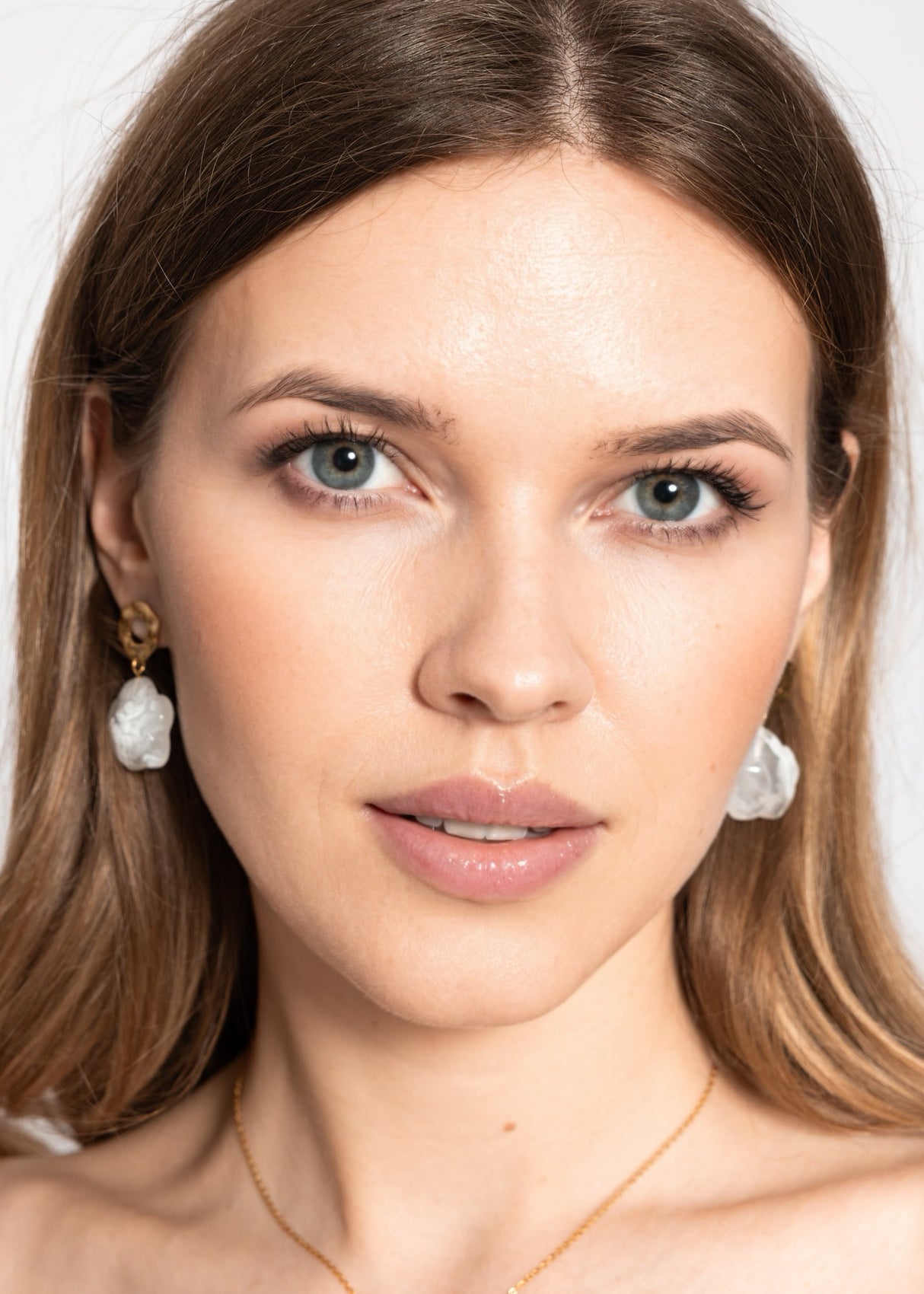 Stud earrings with white flower pearl - gold