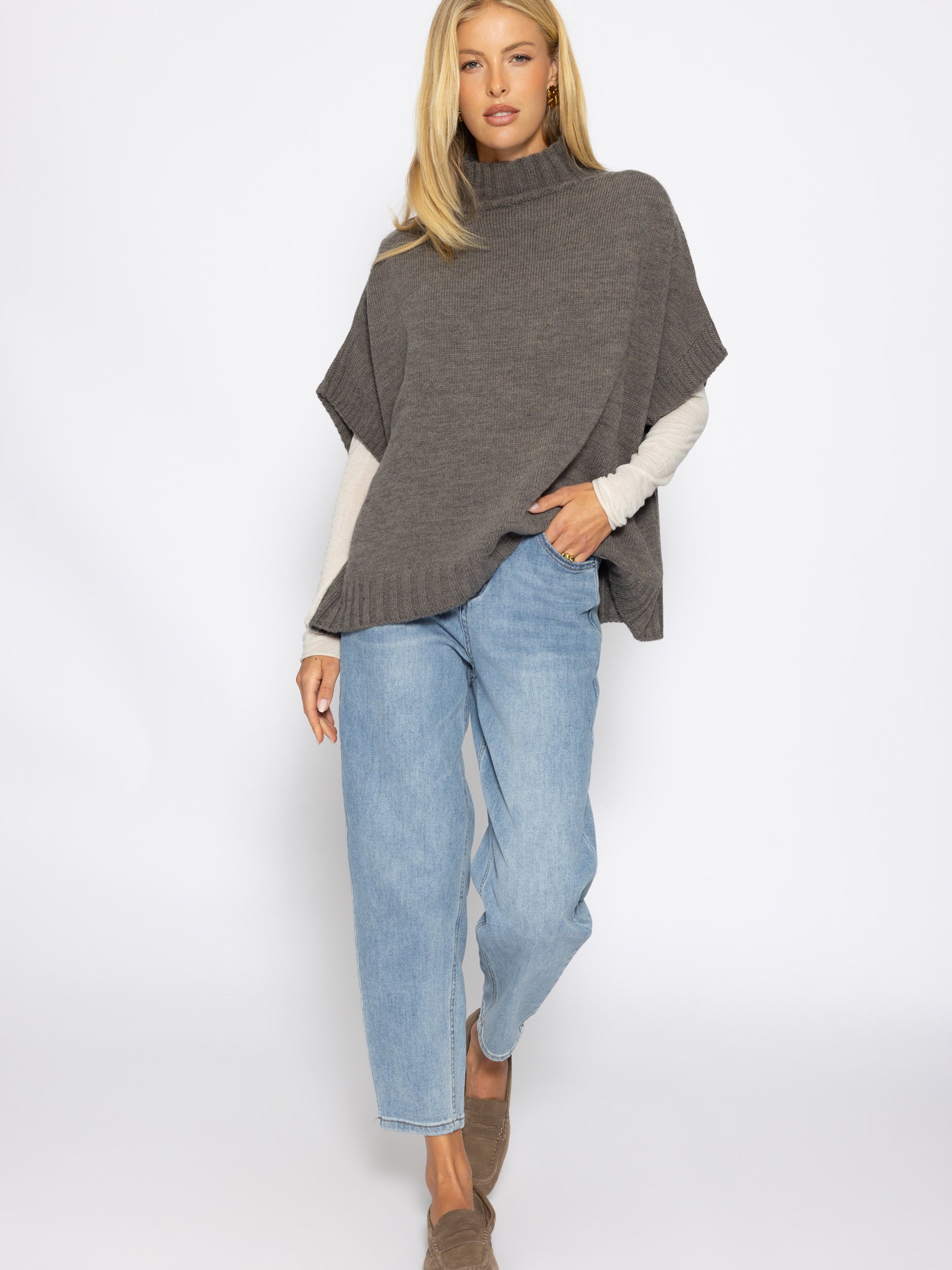 Oversize, ärmelloser Poncho mit Turtleneck - grau