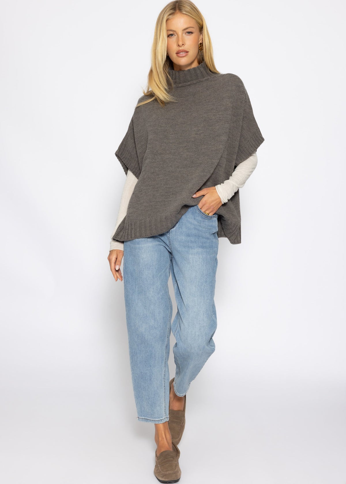 Oversize, ärmelloser Poncho mit Turtleneck - grau