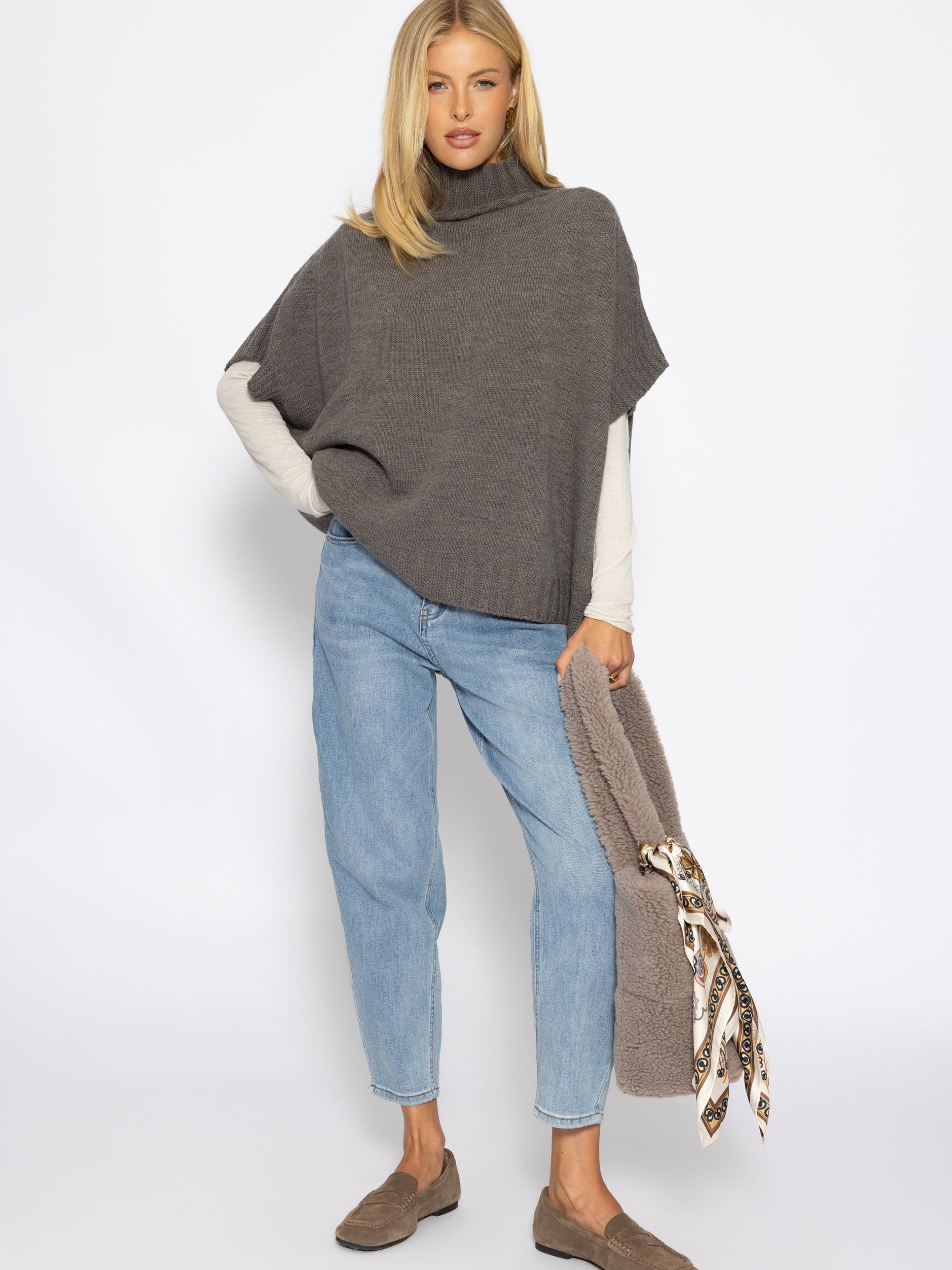 Oversize, ärmelloser Poncho mit Turtleneck - grau