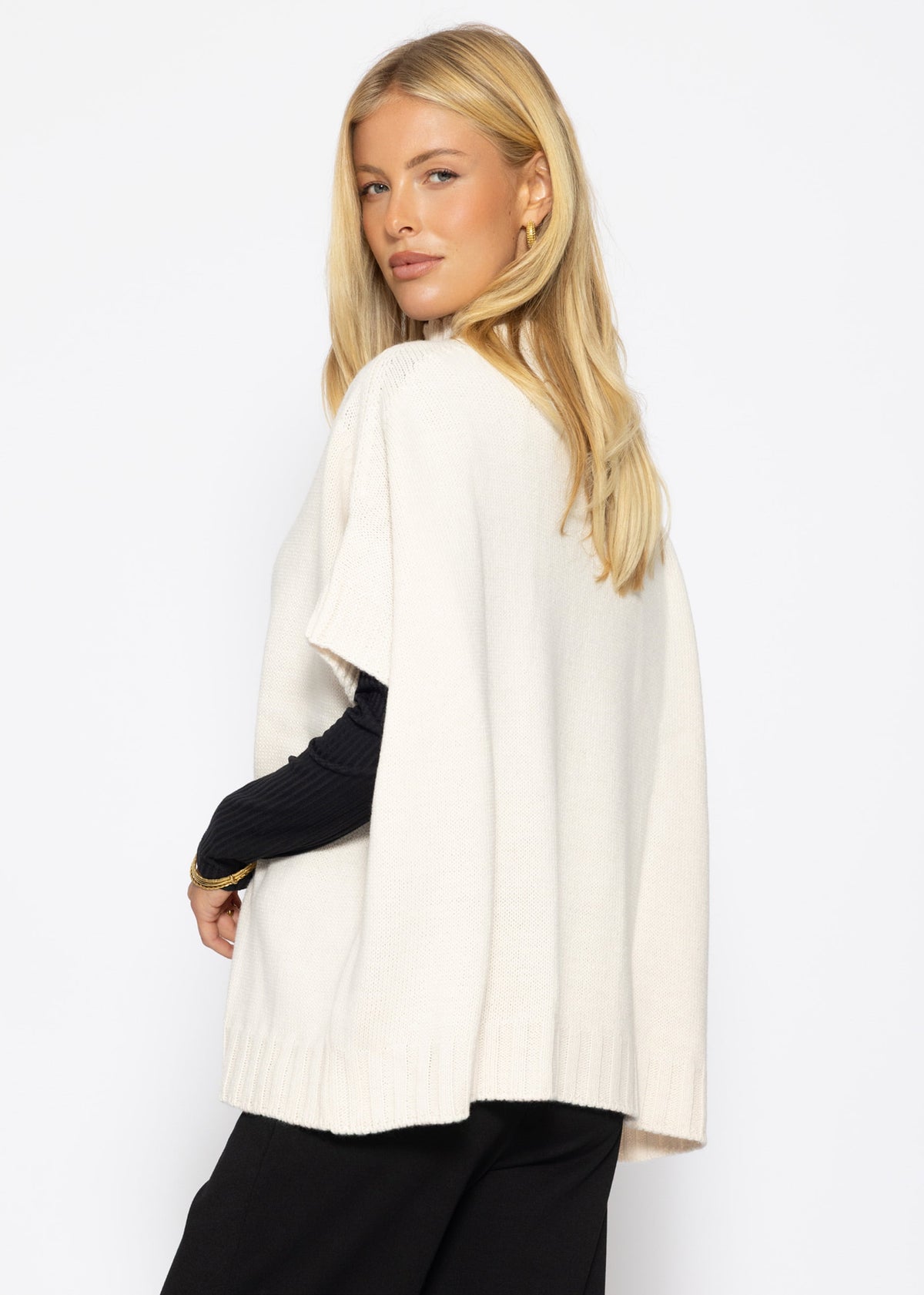 Oversize, ärmelloser Poncho mit Turtleneck - offwhite
