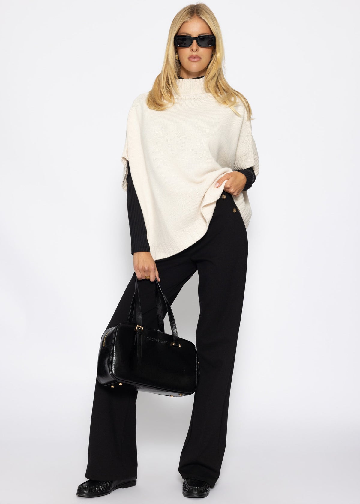 Oversize, ärmelloser Poncho mit Turtleneck - offwhite