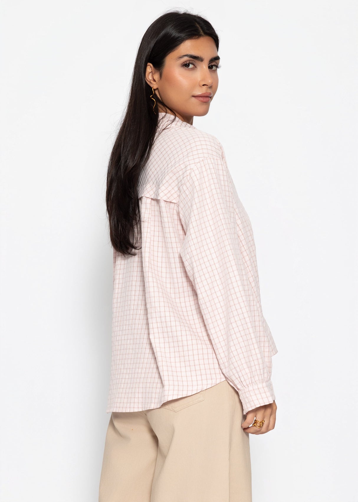 Oversized blouse with a check pattern - pink