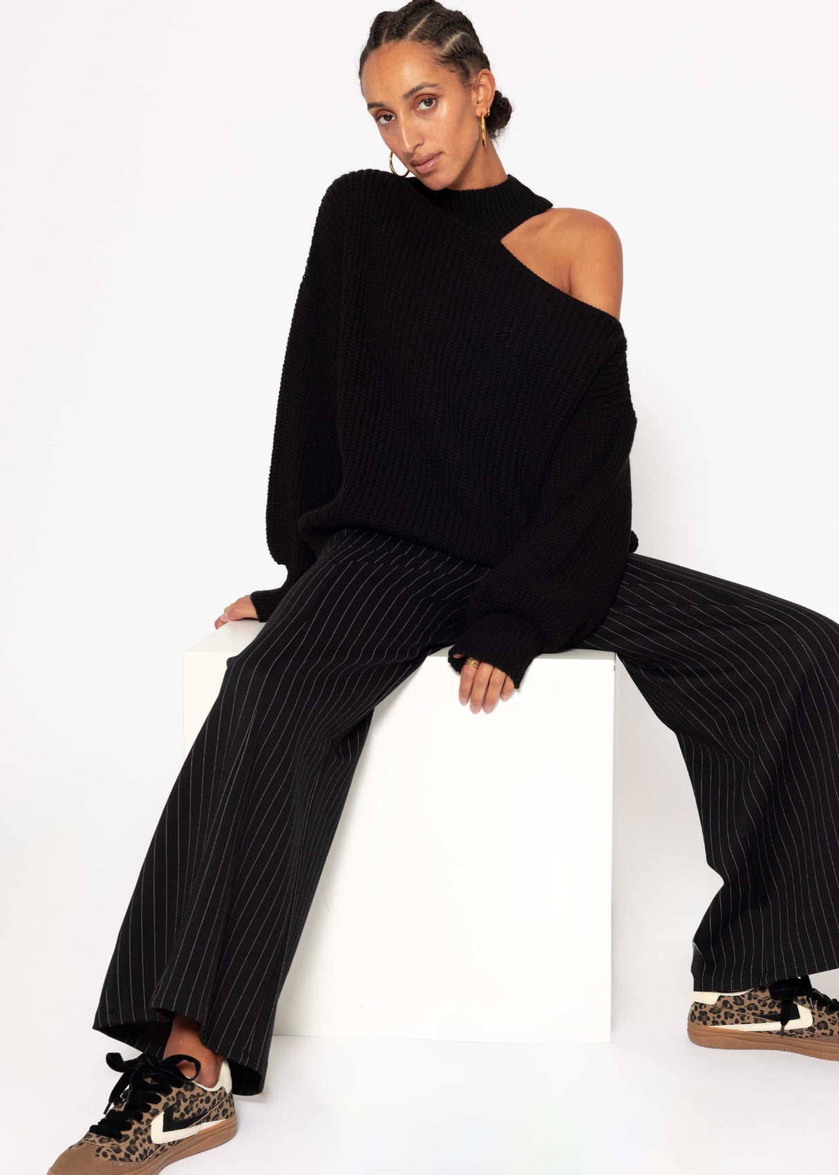 Oversize cut -out sweater - black