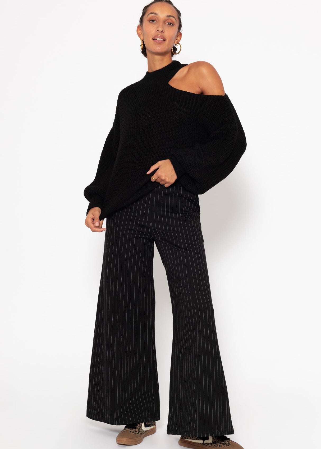 Oversize cut -out sweater - black
